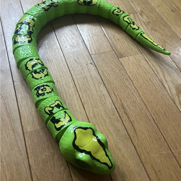 31 inch King Python Snake Slithering Green Reptile Toy - Picture 2 of 7